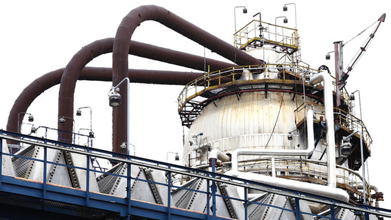 Oil Dispersal: Why a Network of Mini-Refineries Could Boost Energy Security But Strain the Economy