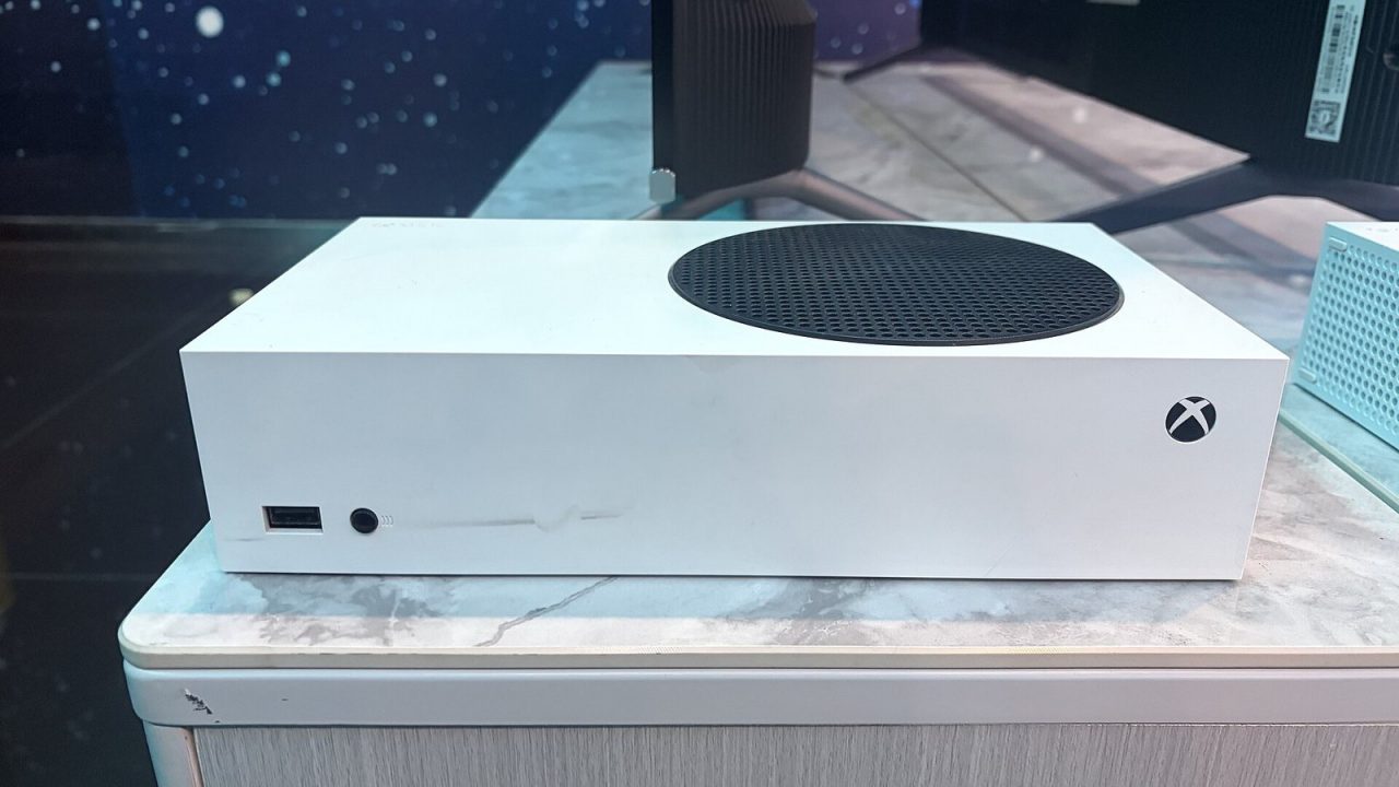White Xbox Series S lying horizontally on a marble stand