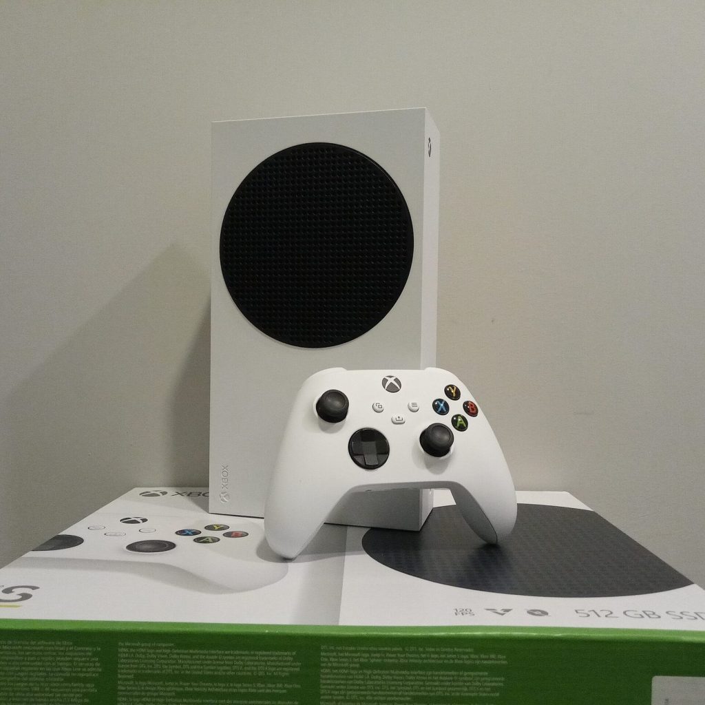Xbox Series S with a white controller sitting on its retail box